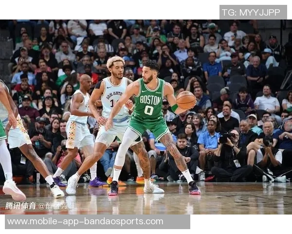 马刺克绿军小白鼓励球队奋勇前行展现拼搏精神与团结力量 马刺克绿军小白鼓励球队奋勇前行展现拼搏精神与团结力量